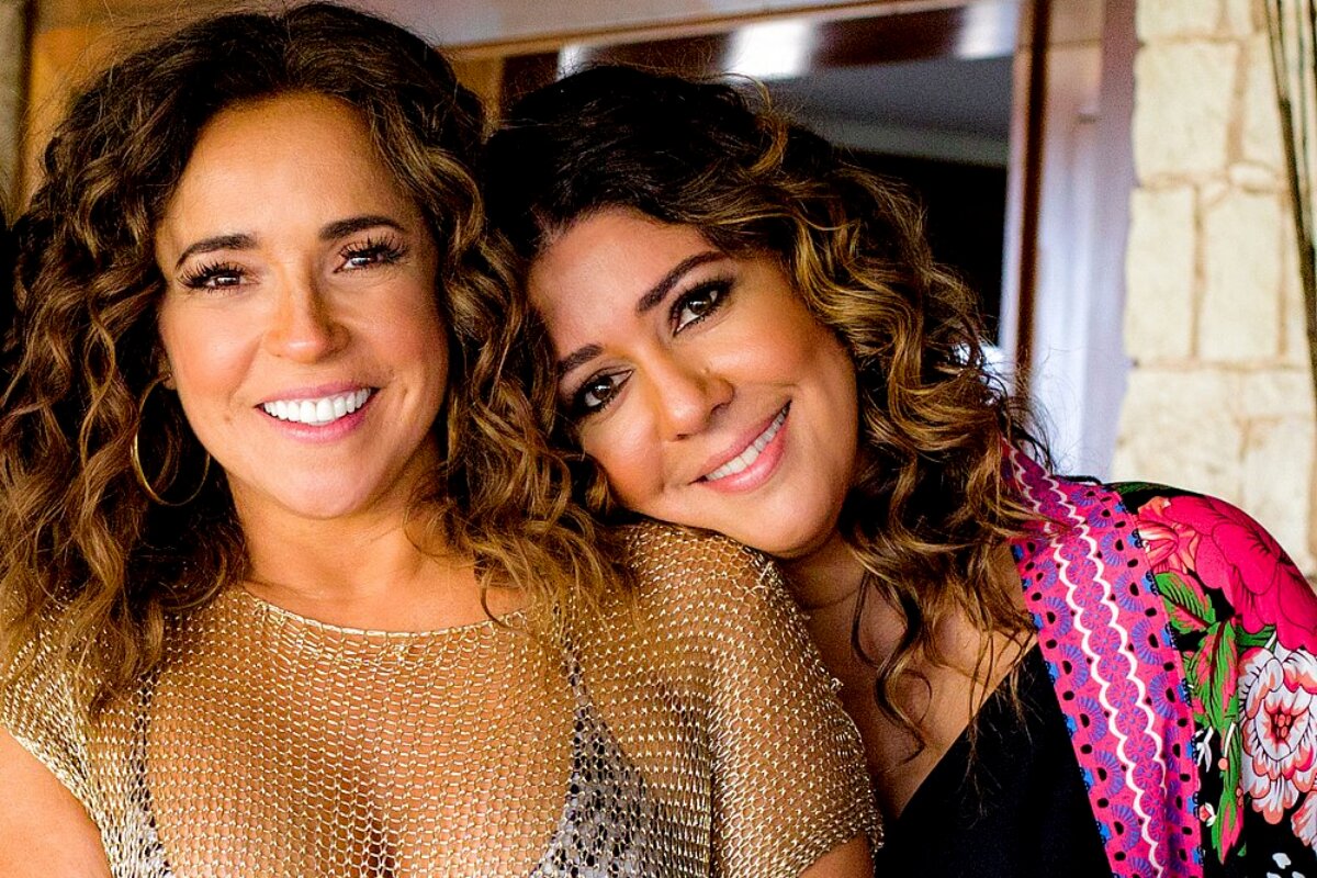 Daniela Mercury e Malu Verçosa abraçadas e sorrindo