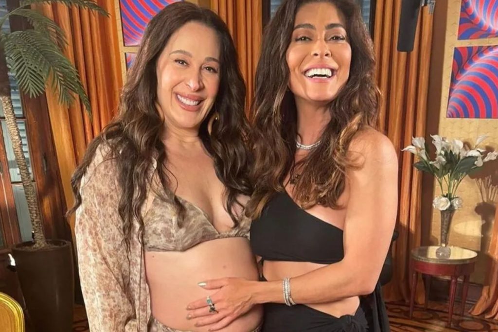 Juliana Paes com mão na barriga de Claudia Raia