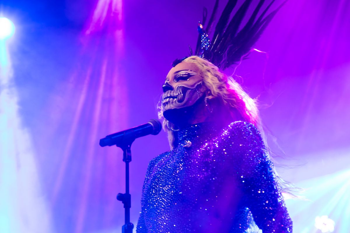 Gloria Groove em apresentação de Halloween