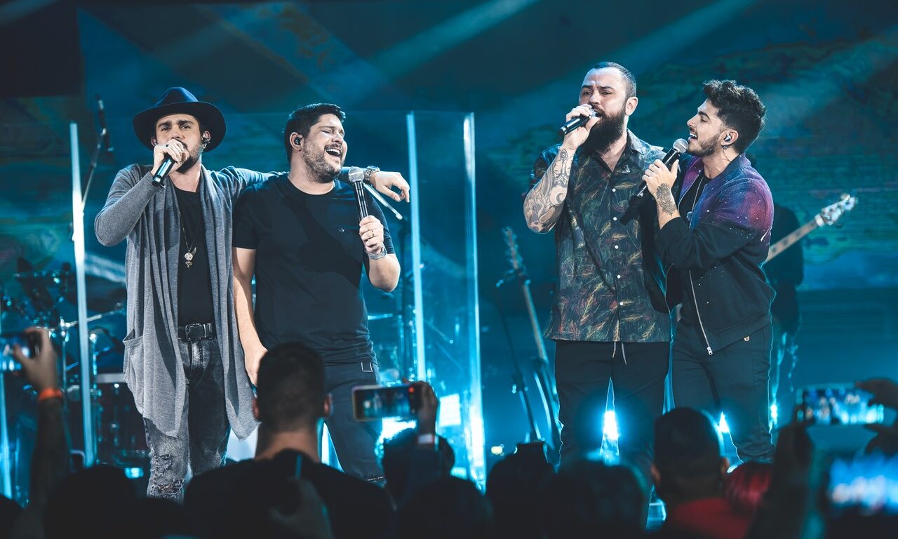 Zé Felipe & Miguel ao lado de Jorge & Mateus na faixa-título “Não é o Fim do Mundo”