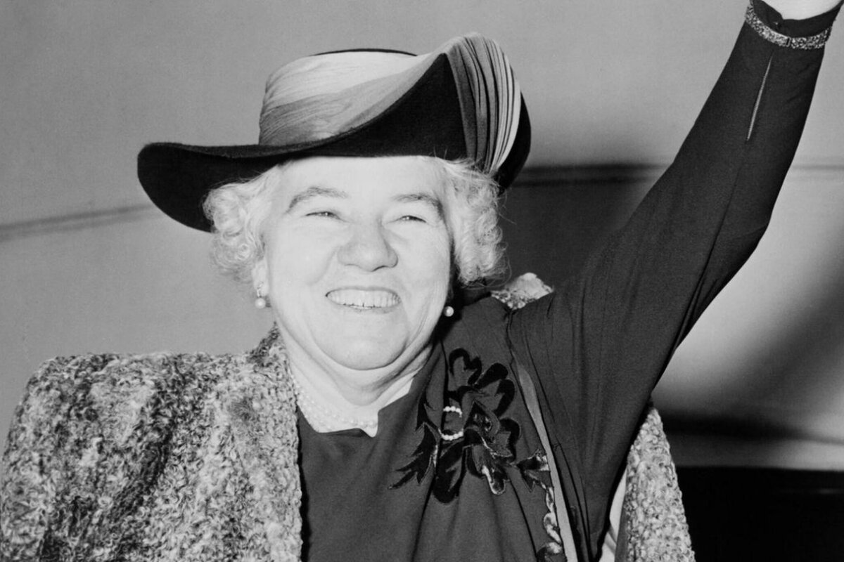 Enfermeira Elizabeth Krnnu, de chapéu, braço esquerdo para cima - foto em preto e branco