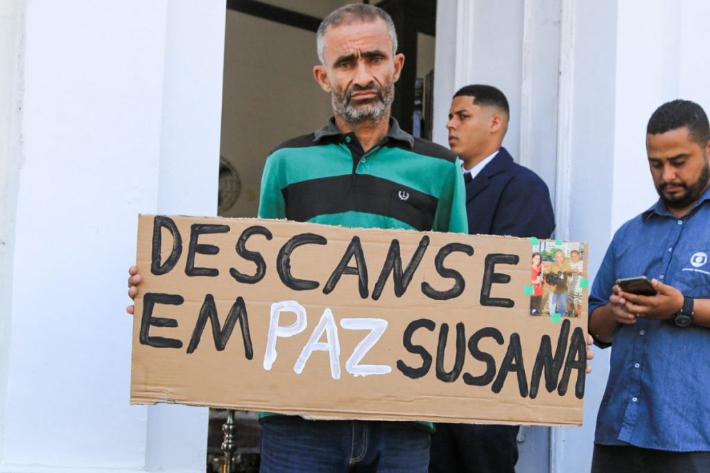 Fã leva placa em homenagem à Susana Naspolini