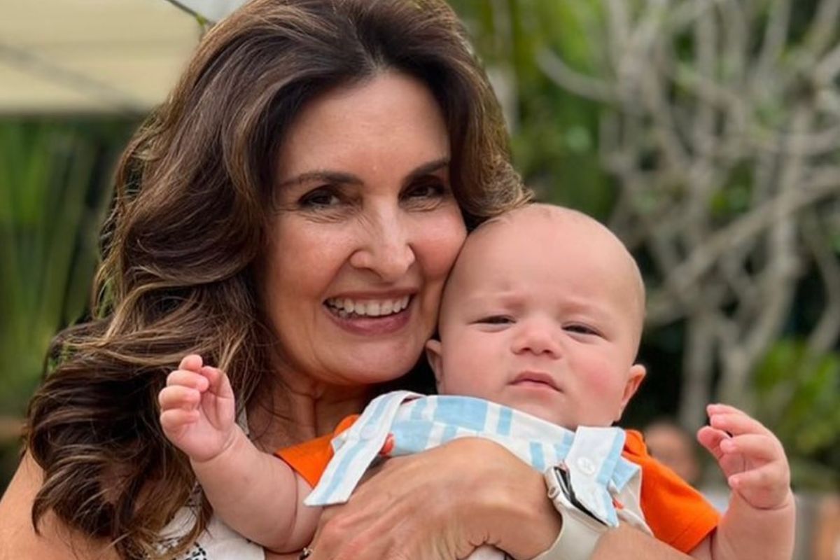 Fátima Bernardes com bebê no colo