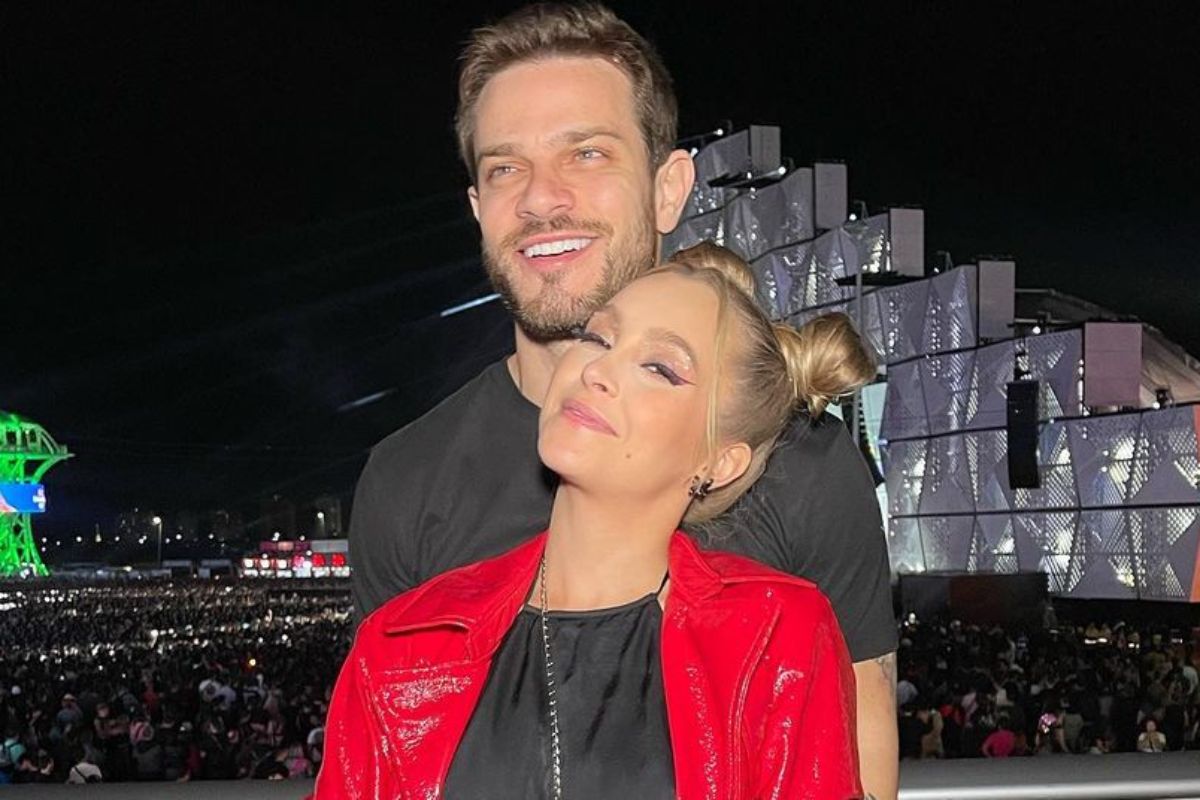 felipe becari e carla diaz posando juntos no rock in rio 2022