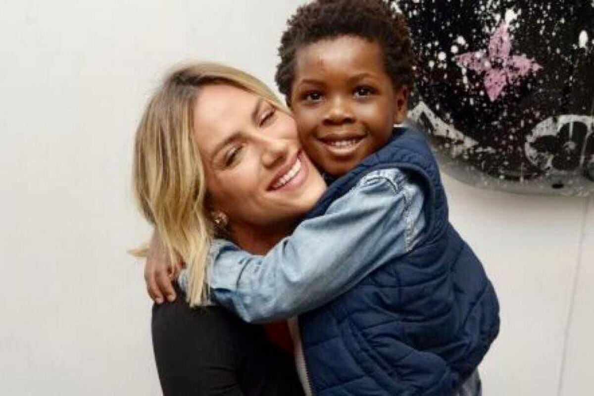 Giovanna Ewbank abraçada ao filho, Bless