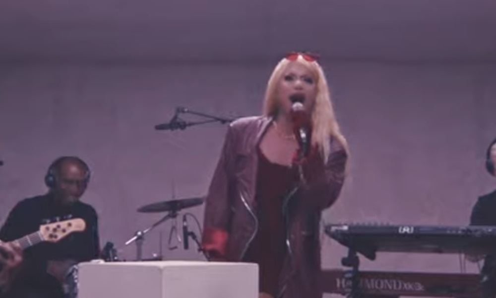 Grag Queen lança música inédita, “Libélula”, em projeto internacional