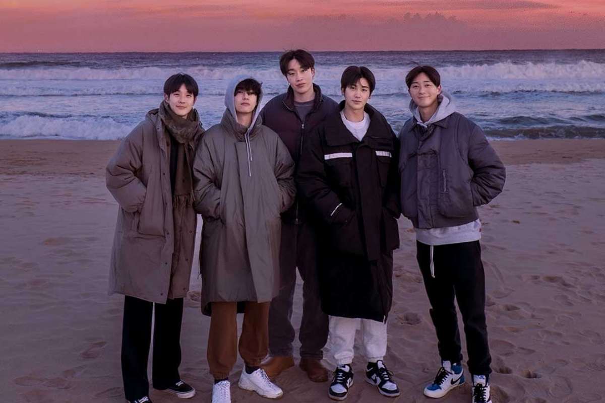 Pôster de "In The Soop: Friendcation" com V, do BTS, Choi Woo Sik, Paekboy, Park Hyung Sik e Park Seo Joon