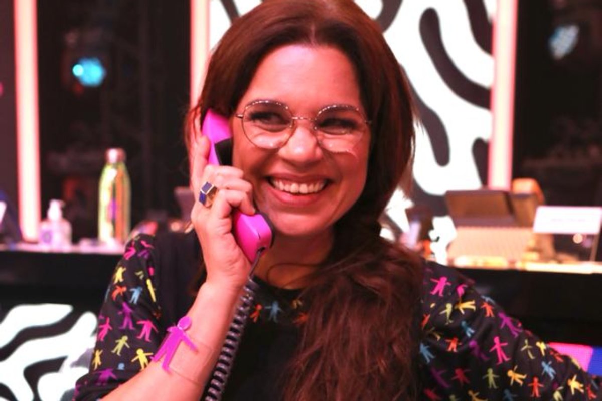 isabel teixeira atendendo telefone no criança esperança