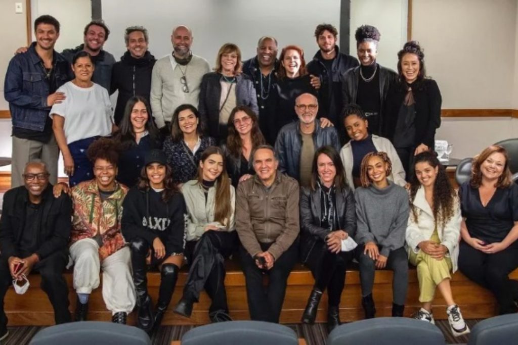 Elenco de Travessia reunido posando junto