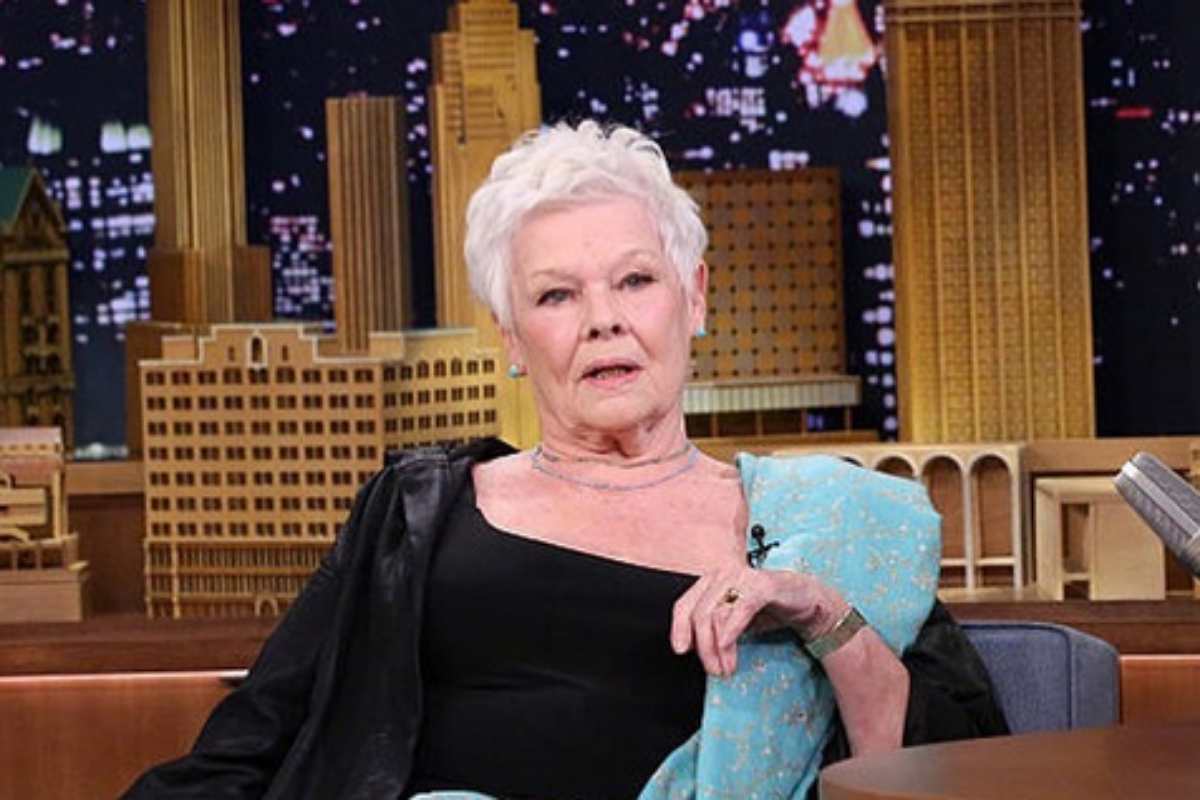 Judi Dench em entrevista na TV