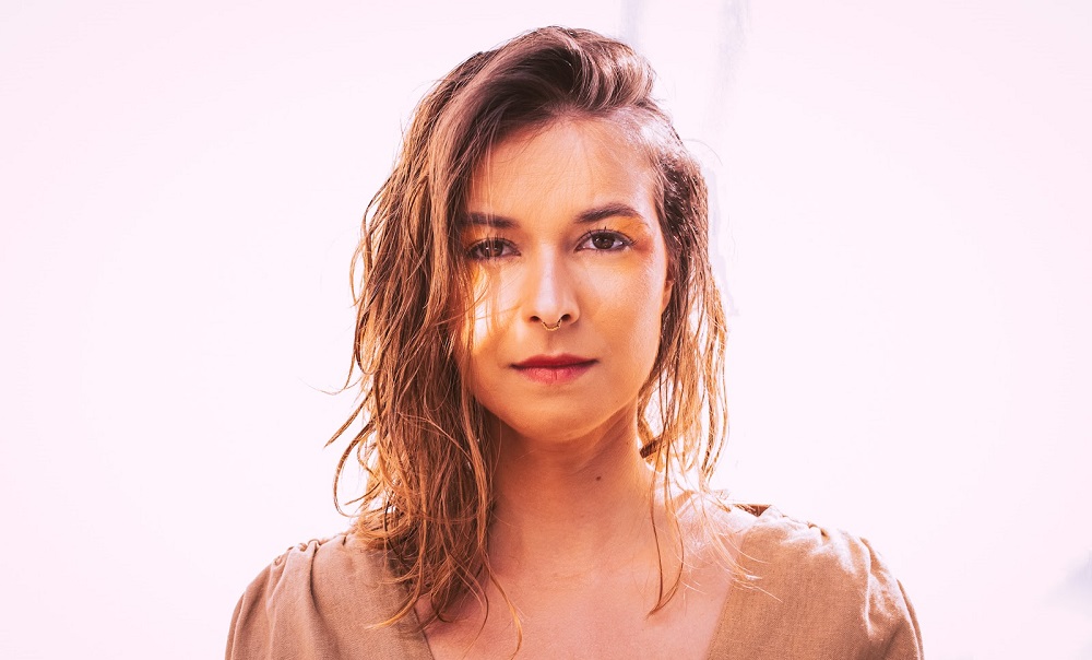 Julia Nali lança single “E o amor”