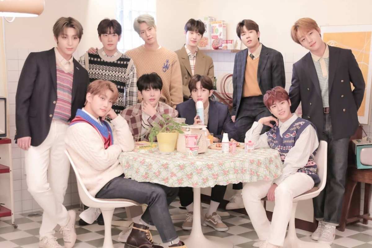 Integrantes do Golden Child posando para foto