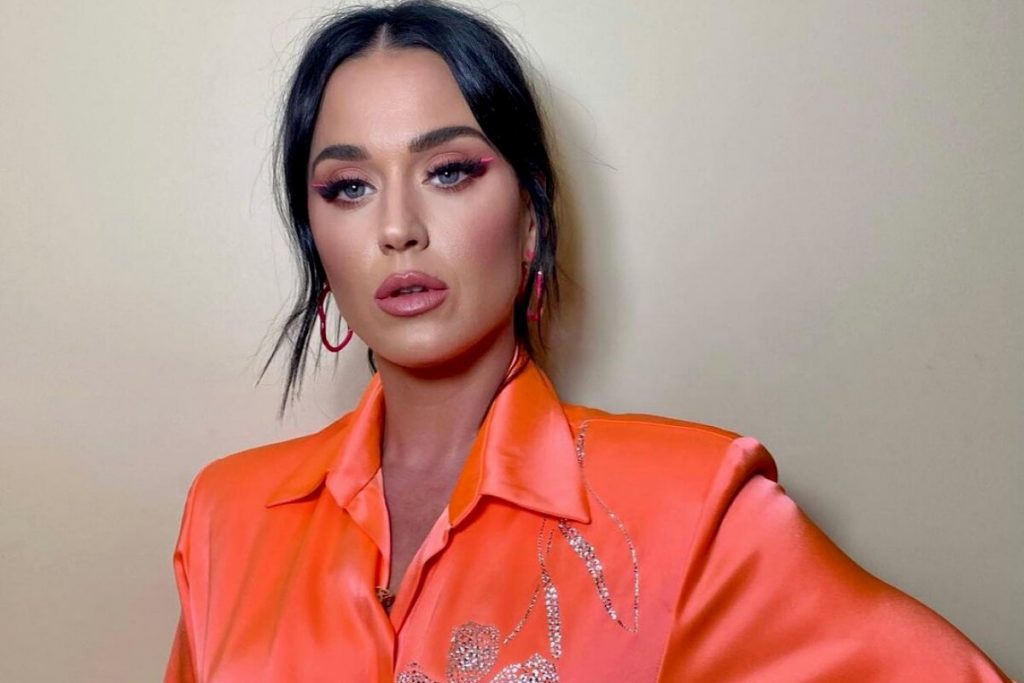 katy-perry-distribui-pizza-1024x683-1 Katy Perry de look laranja, cabelo preto preso