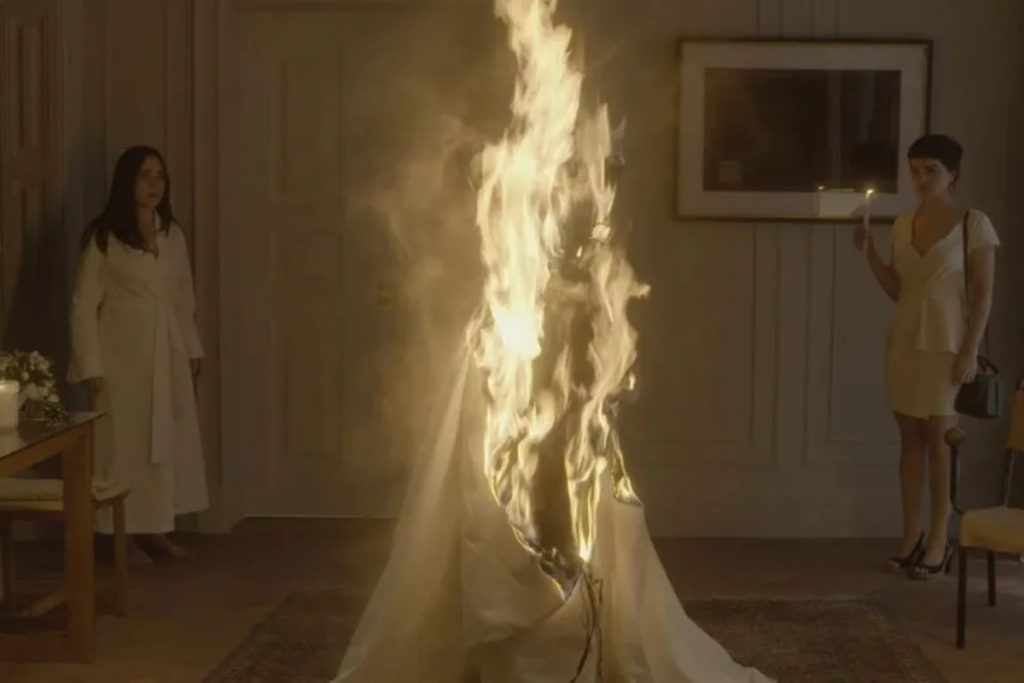 leonor (vanessa giacomo) queimando vestido de noiva de guida (alessandra negrini) em travessia