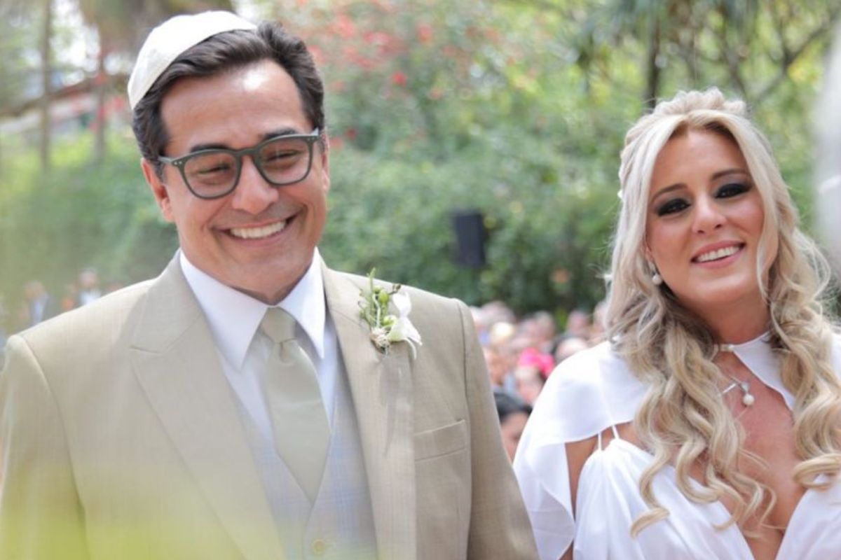 Luciano Szafir e Luhanna sorridentes na cerimônia de casamento