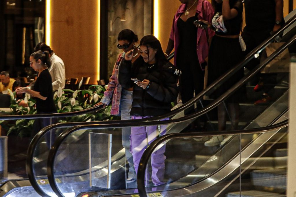 Ludmilla curtindo passeio em shopping com Brunna e família