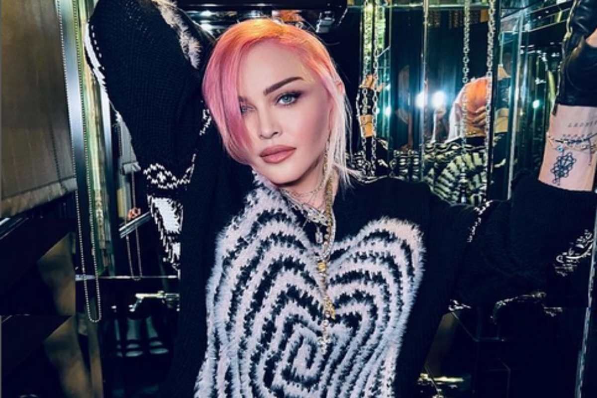 Madonna de cabelo rosa curto