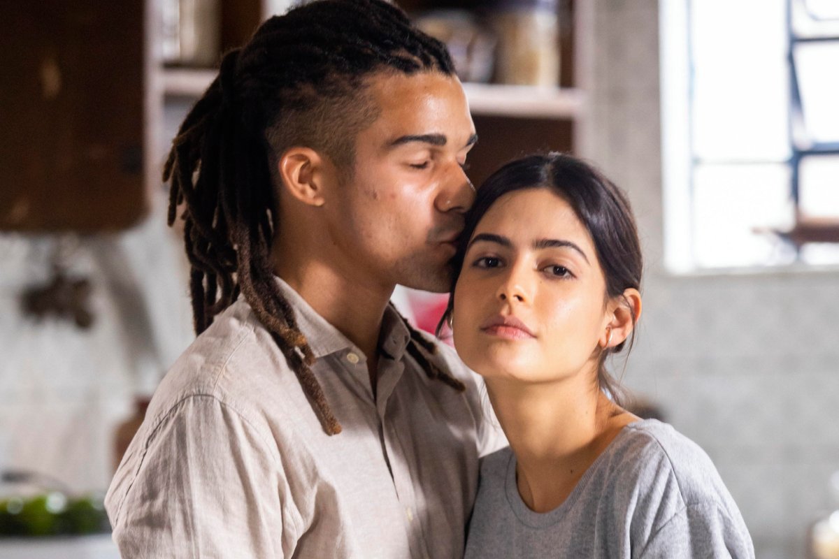 Marcelo (Lucas Leto) beijando cabeça de Guta (Julia Dalavia) em Pantanal