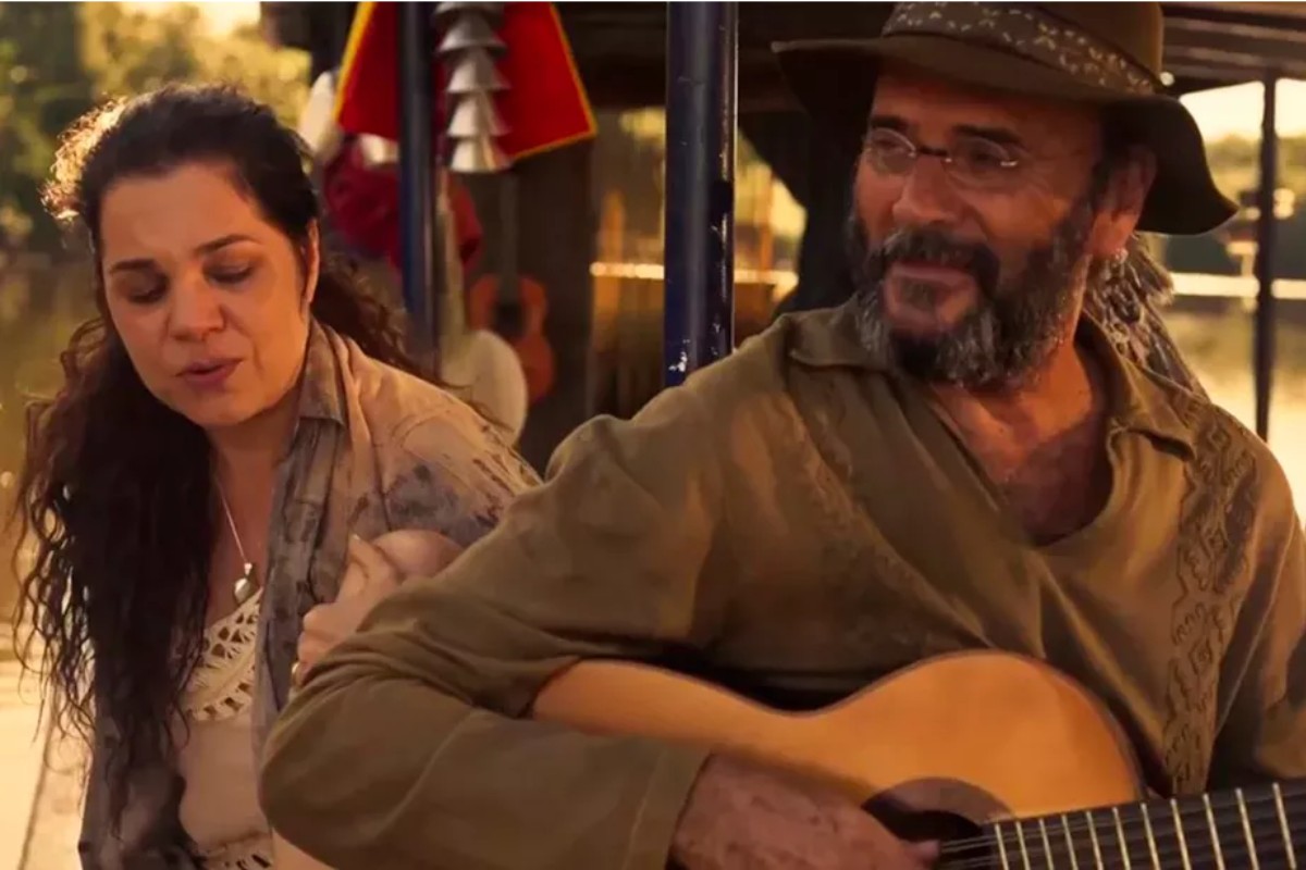 maria bruaca (isabel teixeira) e eugênio (almir sater) cantando na chalana em pantanal