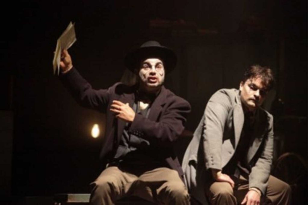 mauricio machado como franz kafka e anderson di rizzi como max brod na peça de teatro um beijo em franz kafka