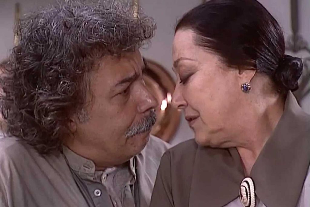 Calixto (Pedro paulo Rangel) e Mimosa (Suely Franco) quase se beijam em O Cravo e a Rosa