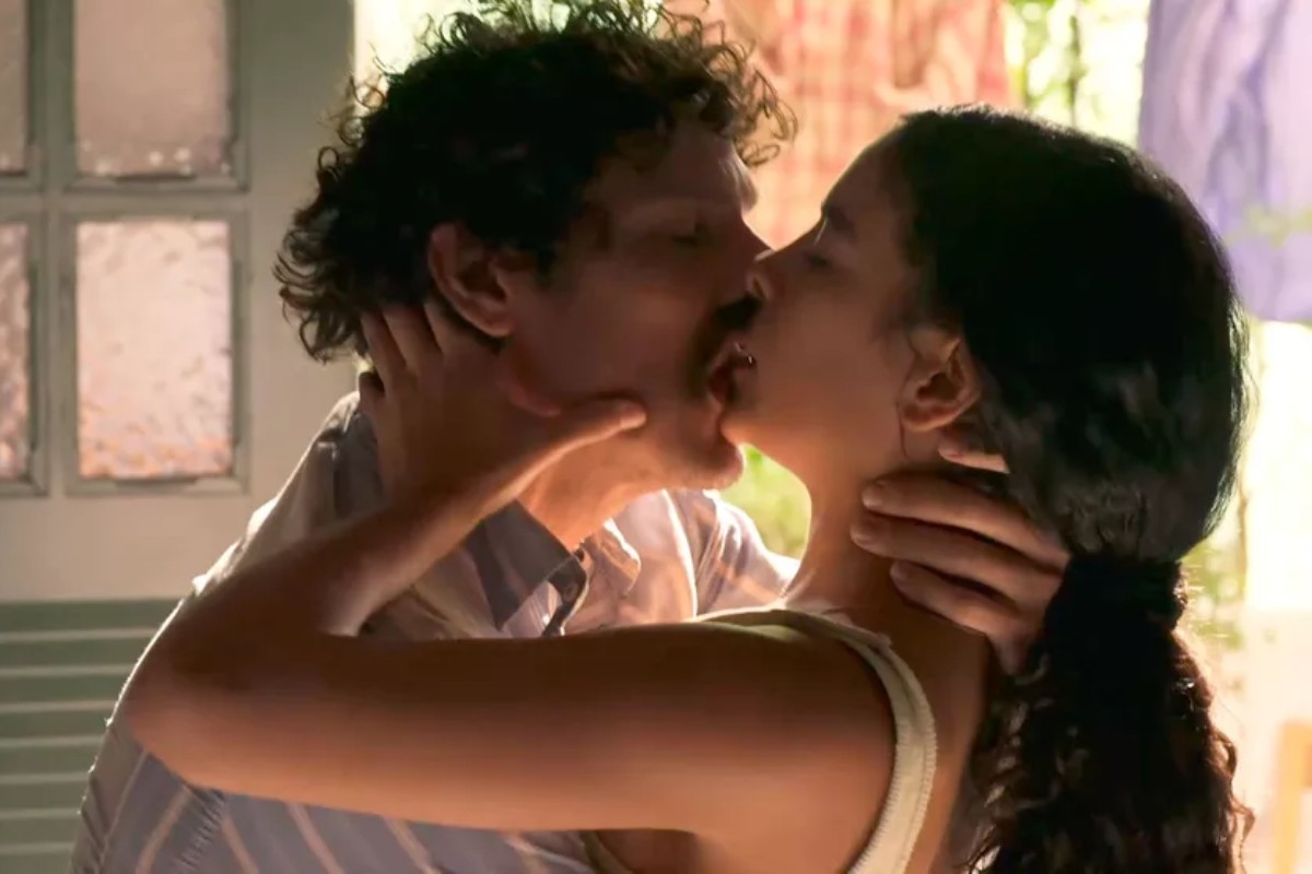 Muda (Bella Campos) e Tibério (Guito) se beijando em Pantanal