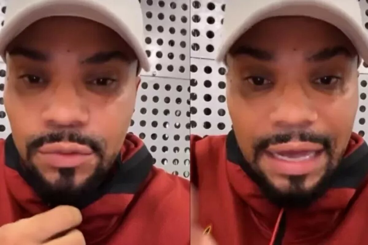 Naldo Benny de boné branco e casaco vermelho