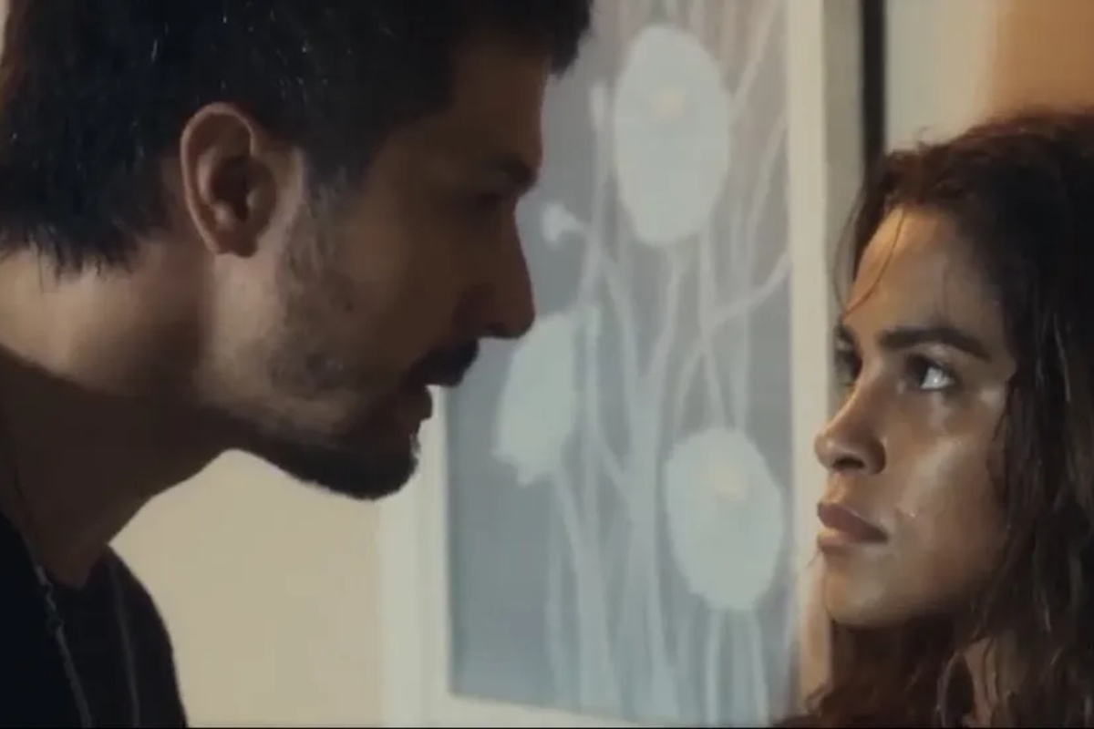 oto (romulo estrela) e brisa (lucy alves) se olhando em travessia