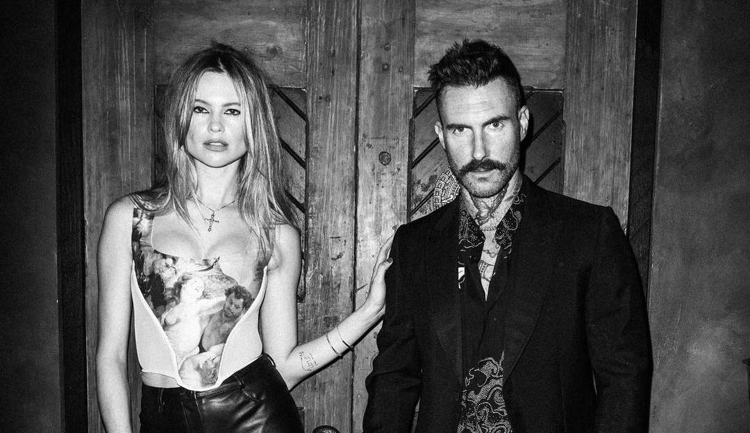 Behati Prinsloo comparece a show de Adam Levine em meio a escândalo de traição