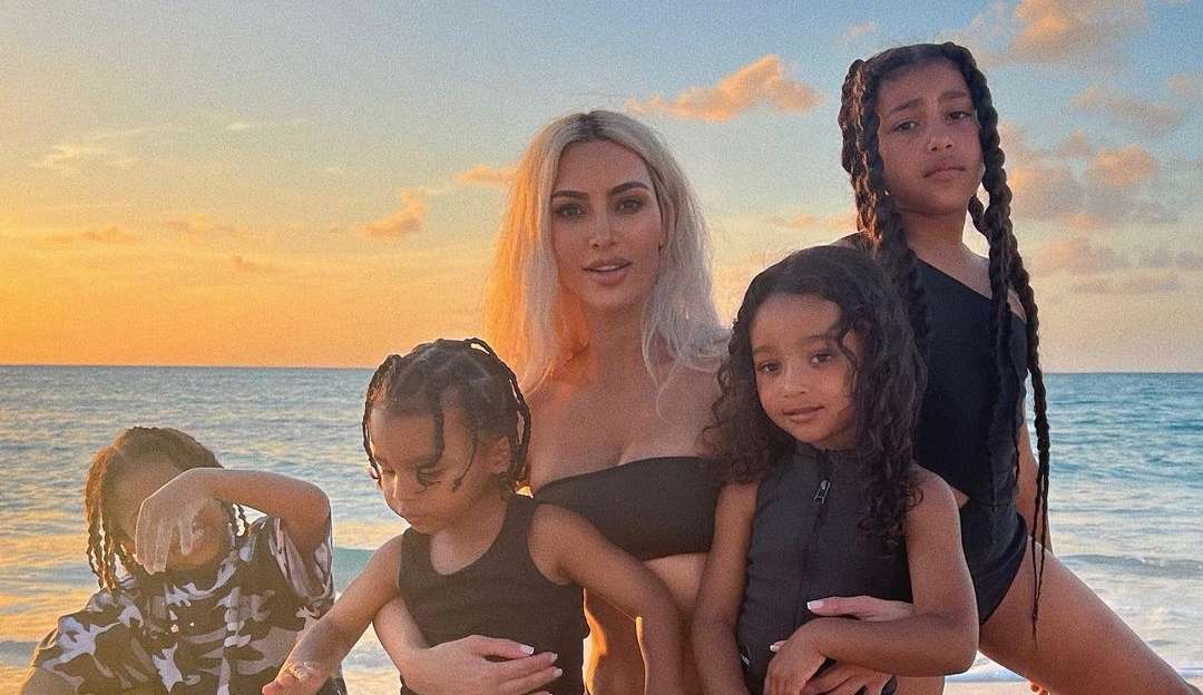 Kim Kardashian contrata segurança extra para os filhos após Kanye West divulgar escola