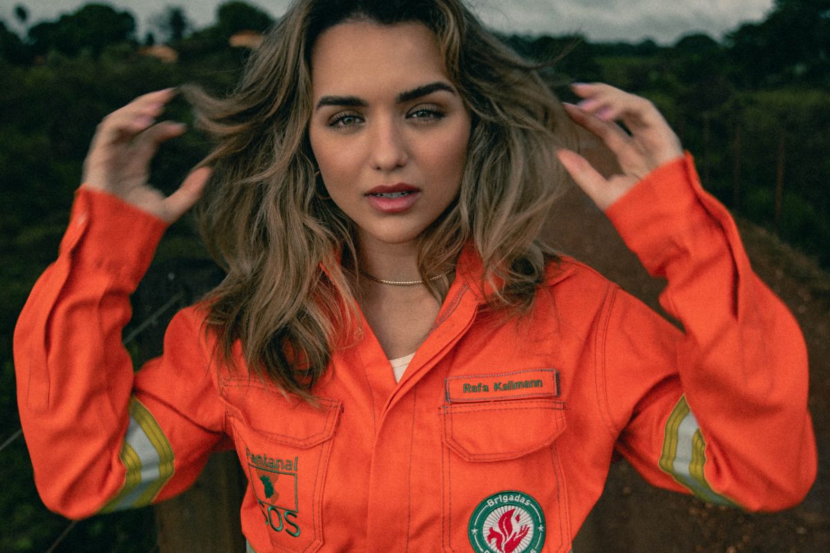 Rafa Kalimann com o uniforme cor de laranja do projeto SOS Pantanal