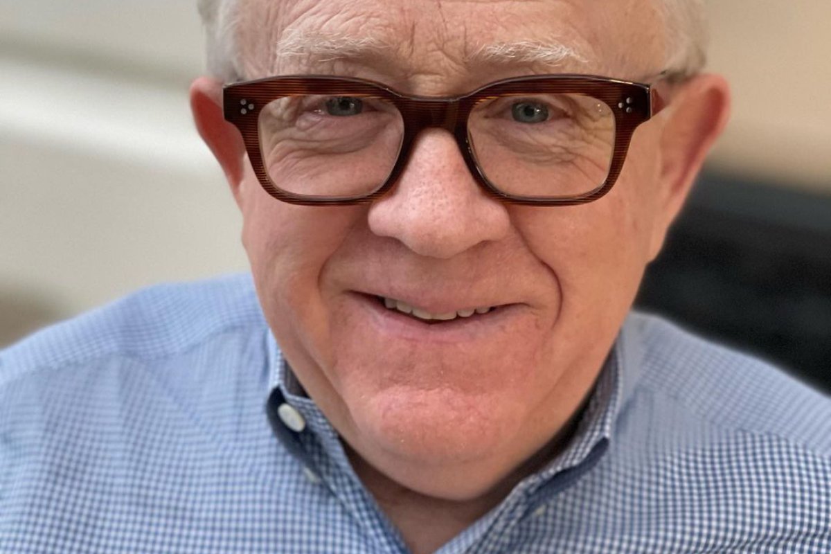 retrato de leslie jordan usando óculos e sorrindo