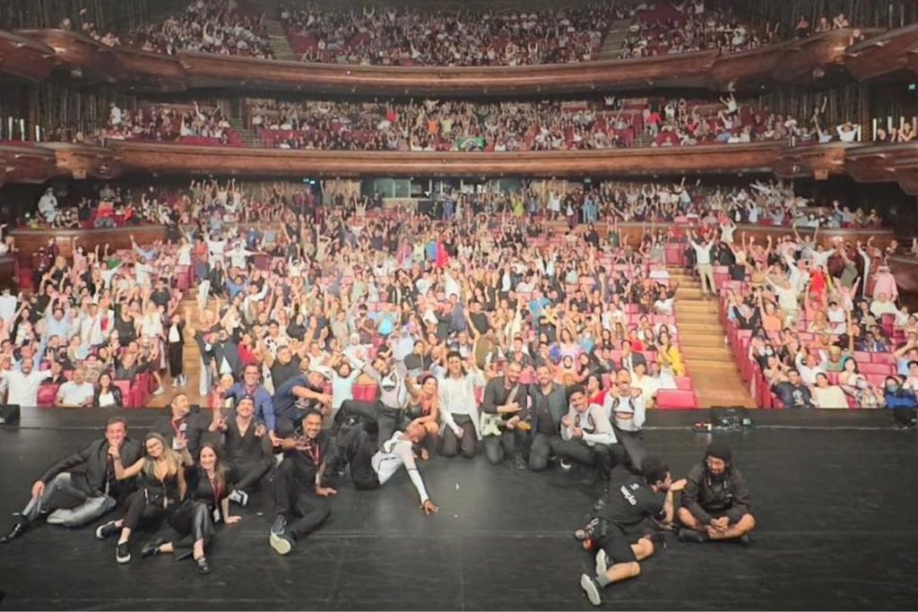 Rodrigo Teaser no palco, com o Dubai Opera lotado para ver sua turnê