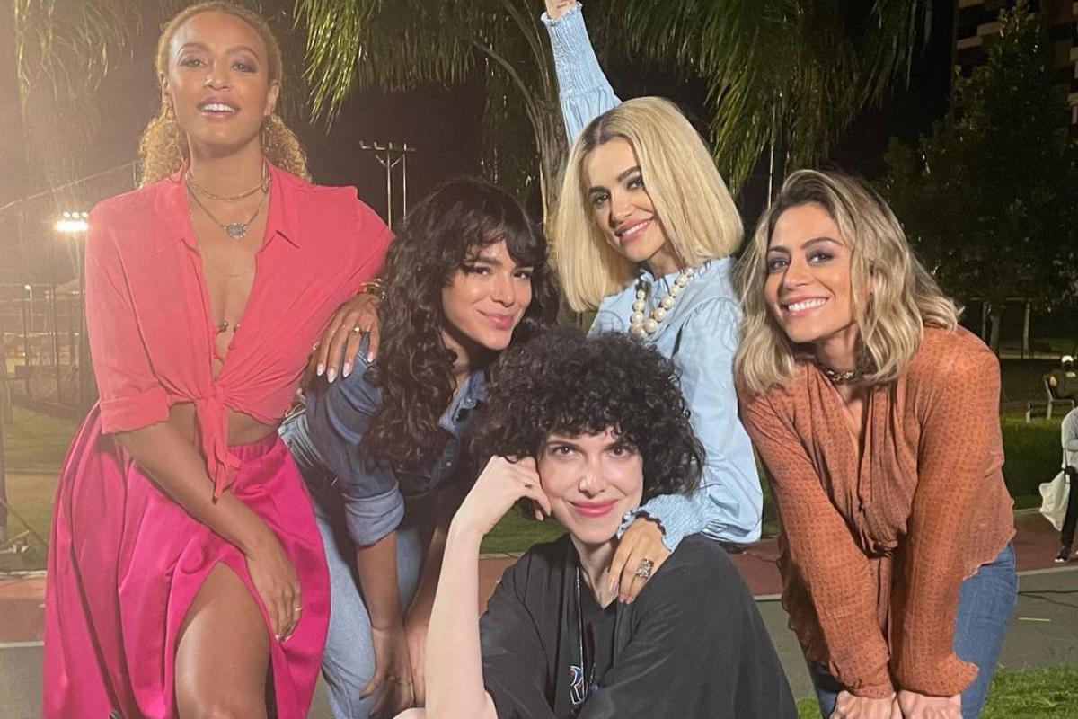 sheron menezzes, bruna marquezine, manu gavassi, carol castro e natalia klein posando juntas