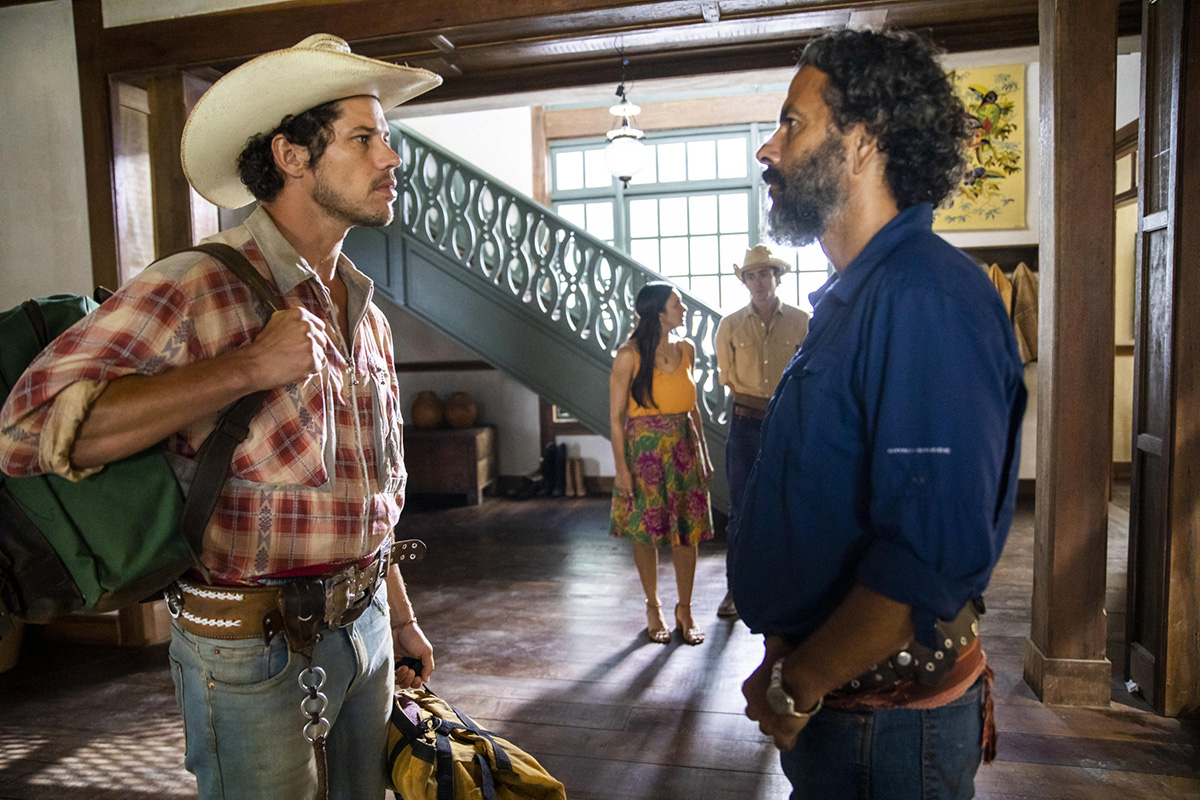 Tadeu (José Loreto) e Zé Leôncio (Marcos Palmeira) em Pantanal