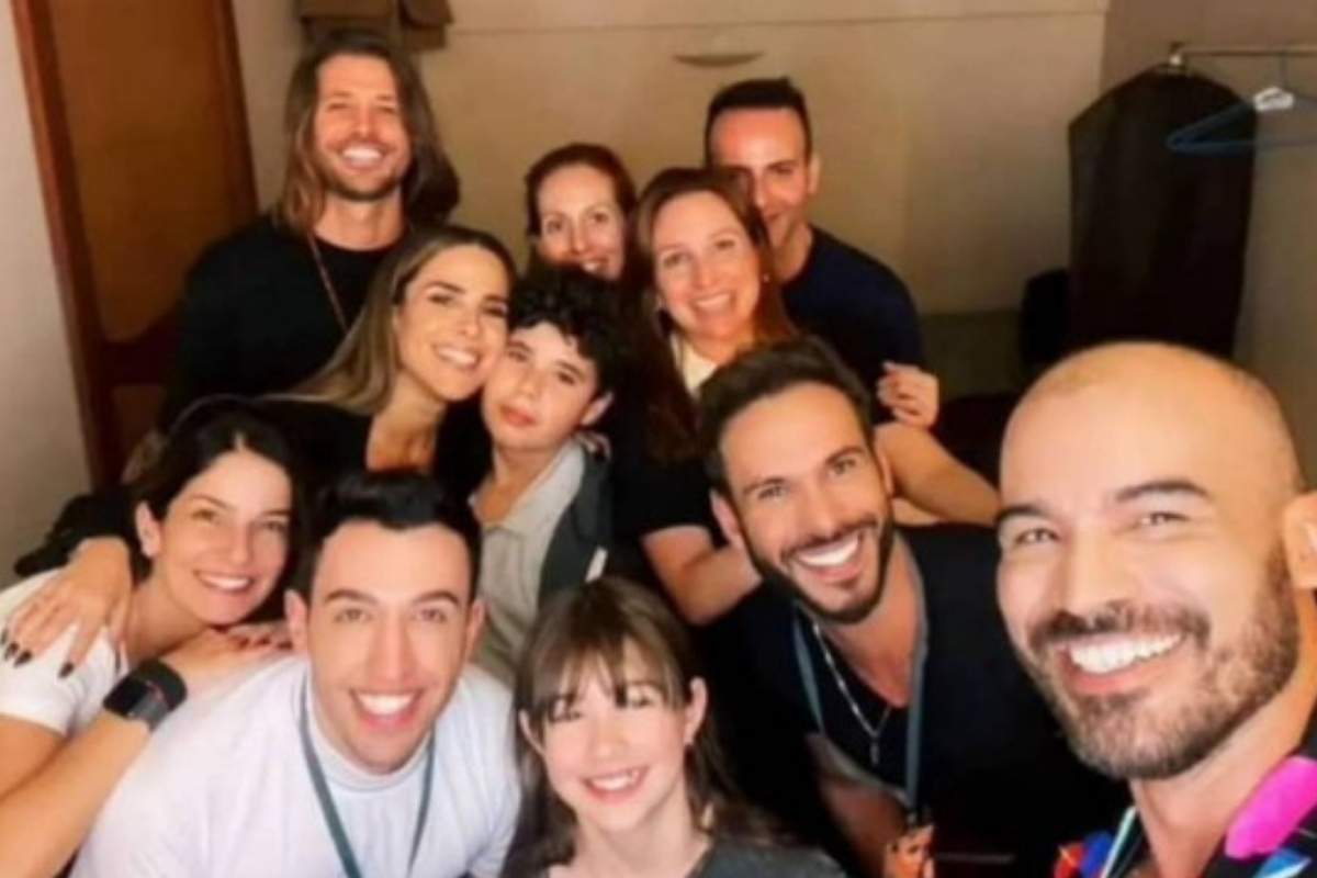 Wanessa Camargo, Dado Dolabella, Ana Flor, José Marcus e equipe posando para foto