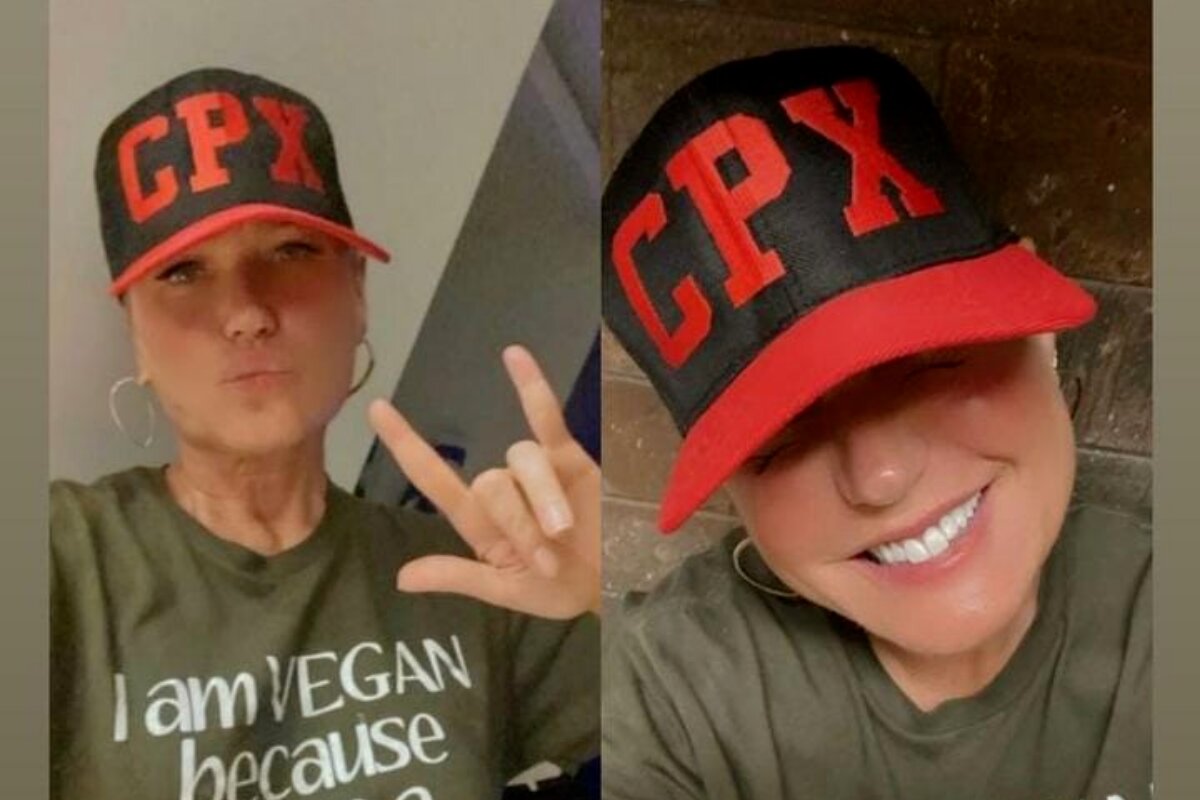 Xuxa com boné preto e vermelho com a sigla CPX