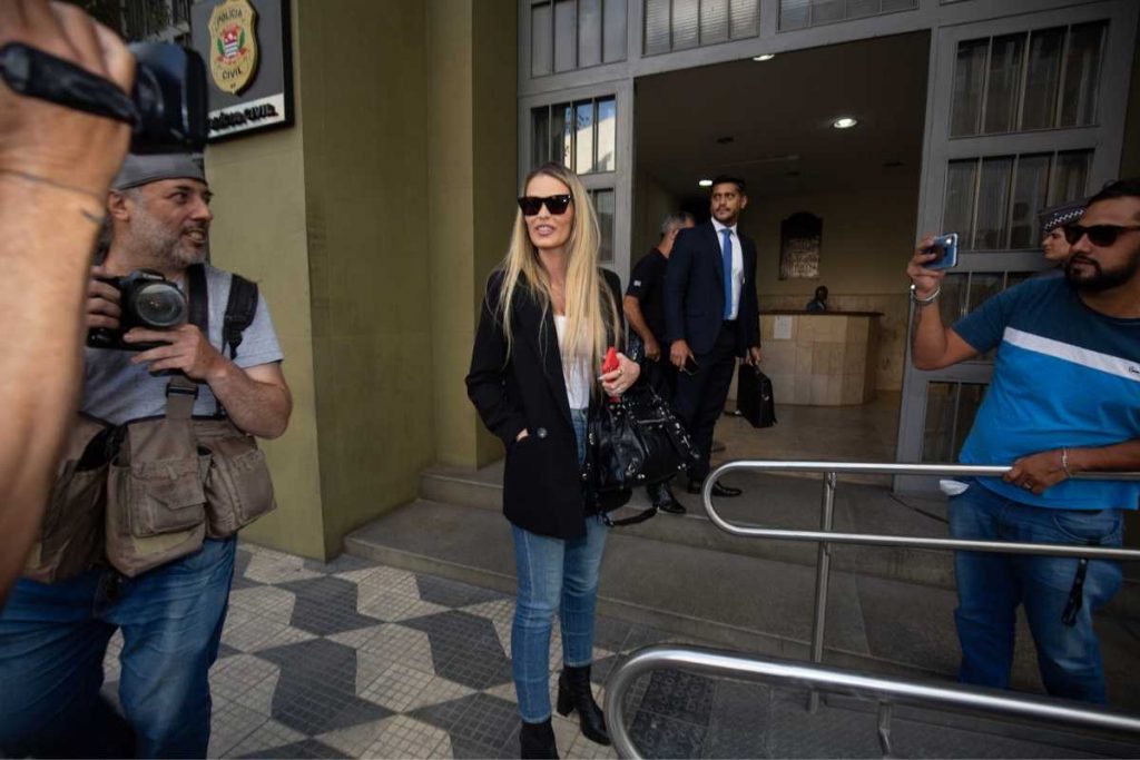 Yasmin Brunet chegando para depor na Delegacia de Crimes Cibernéticos