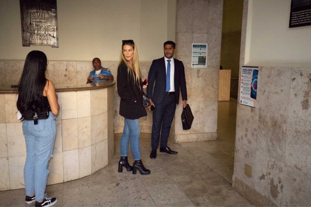 Yasmin Brunet chegando para depor na Delegacia de Crimes Cibernéticos