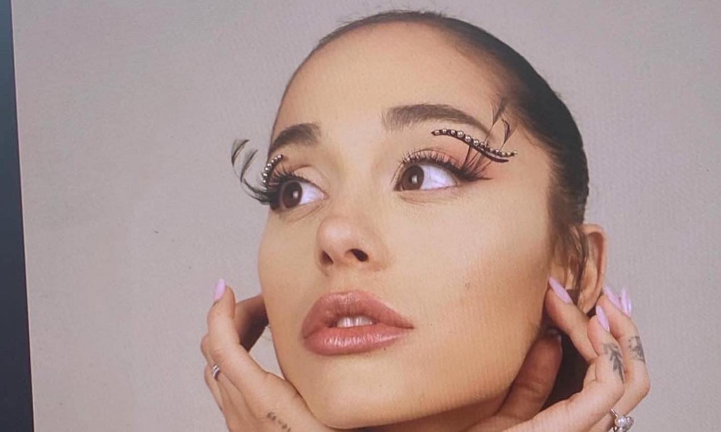 Ariana Grande entra em estúdio e prepara novidades