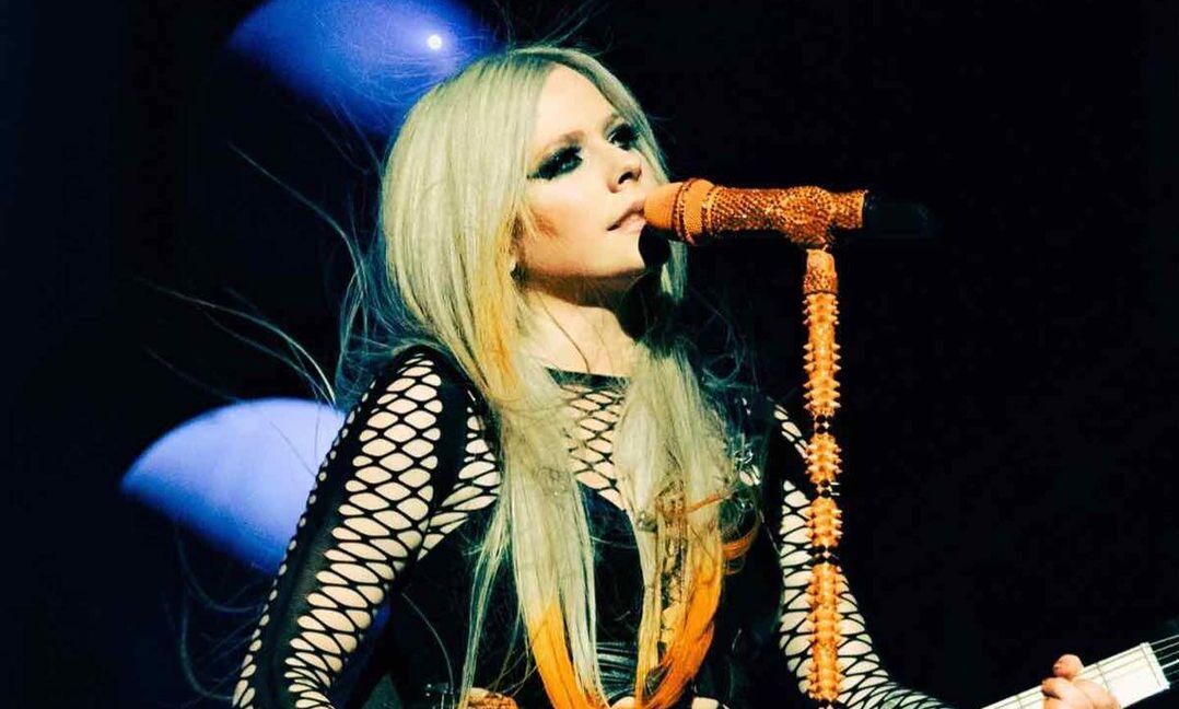 Avril Lavigne revela capa e data de estreia da versão deluxe de “Love Sux”; confira