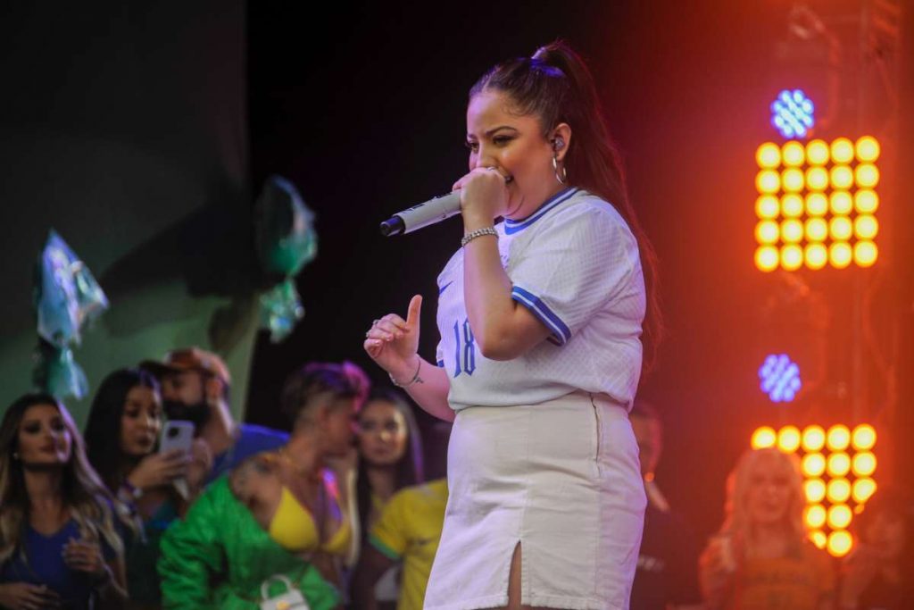 Mari Fernandez se apresentou na Arena Brasileira