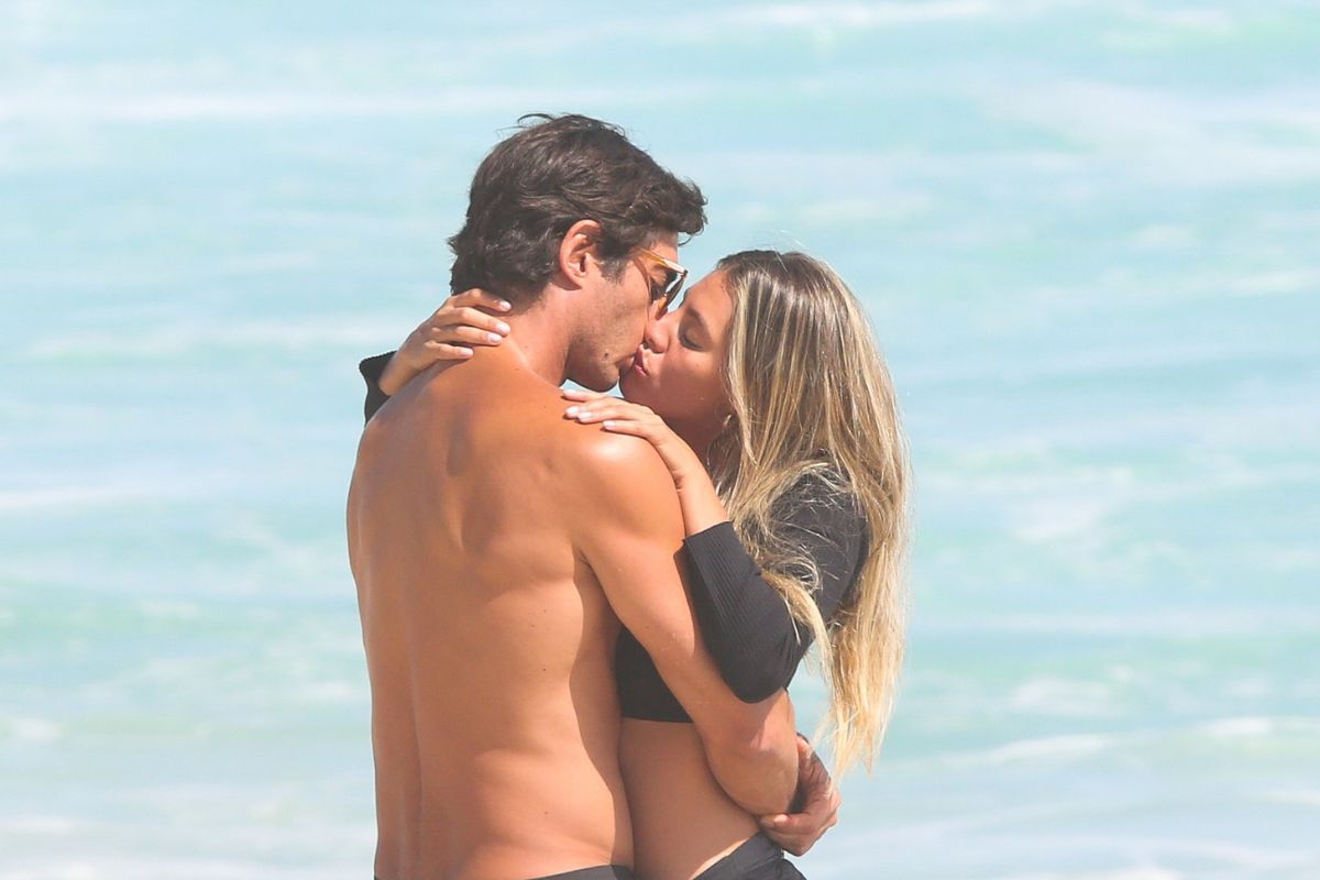 andré resende beijando na praia