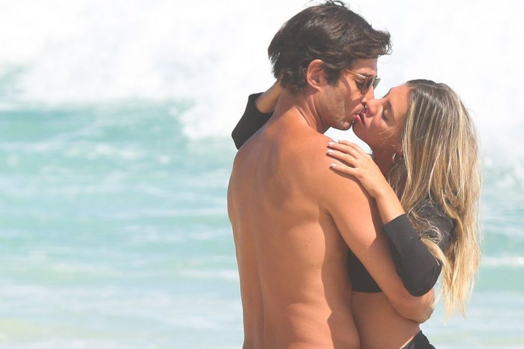 andre-resende-beijando-praia-1024x683-1 andré resende beijando na praia