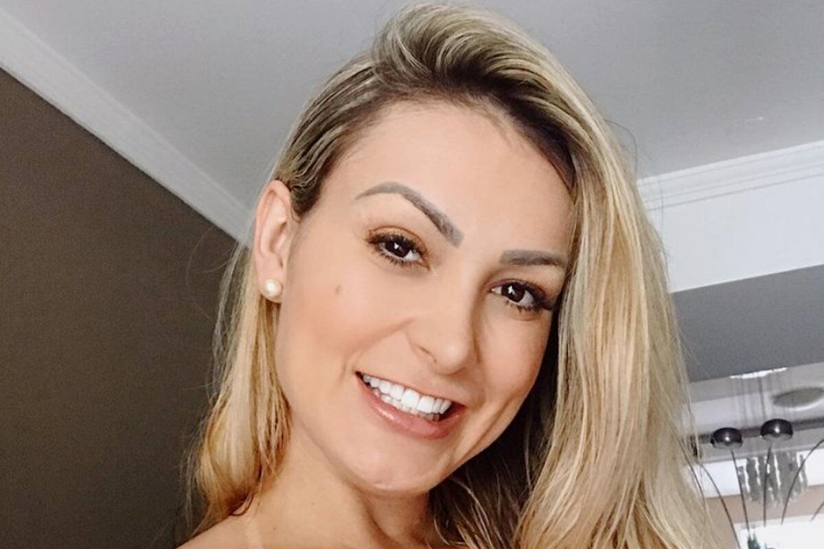 Andressa Urach sorrindo