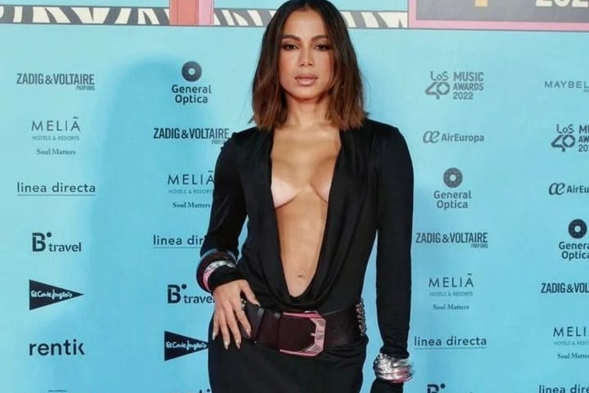 Anitta de vestido preto decotadísismo