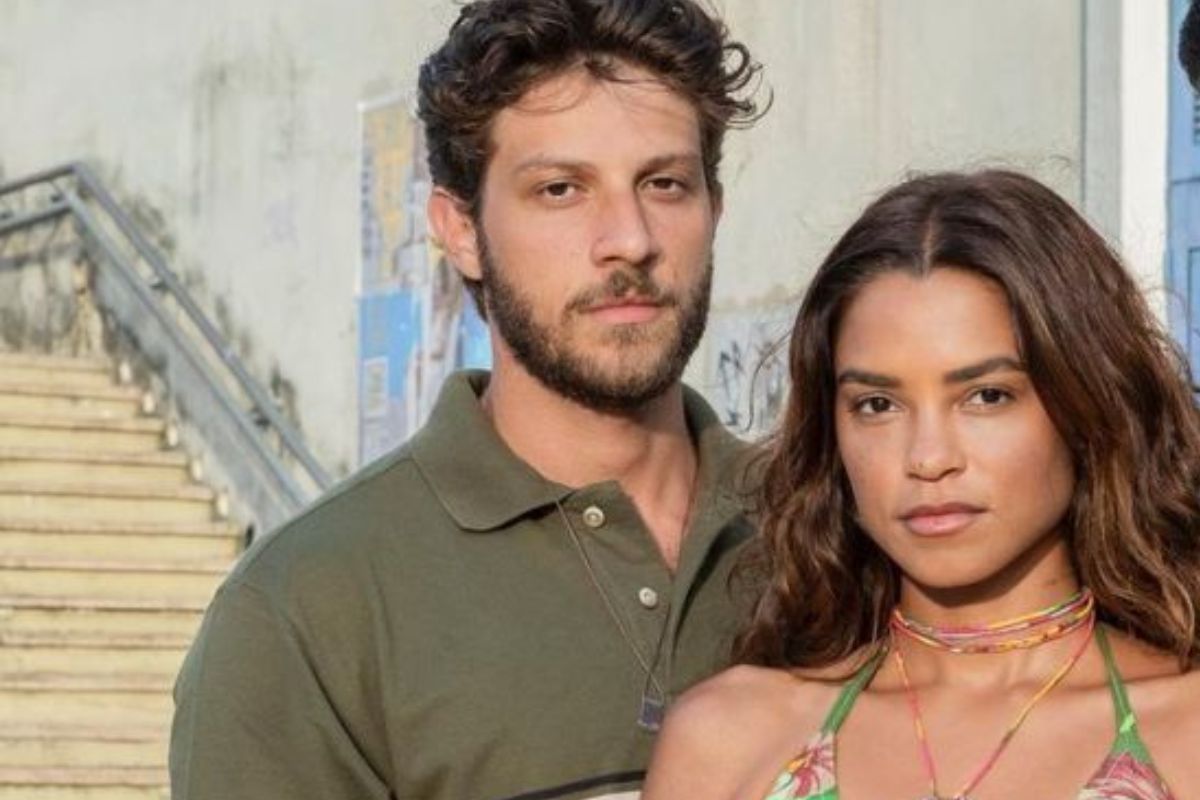 Ari(Chay Suede) e Brisa (Lucy Alves) olhando para a câmera, em gravação de Travessia