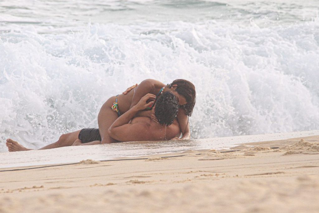 Brisa (Lucy Alves) e Oto (Rômulo Estrela) rolam na beira do mar