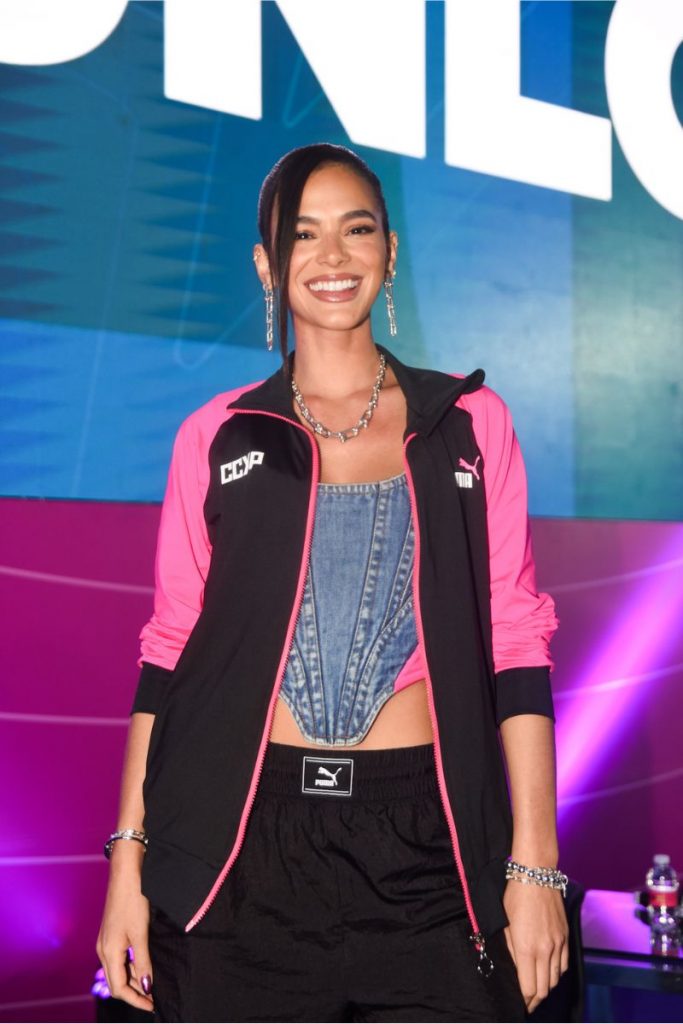 Bruna Marquezine com look rosa e preto da marca Puma