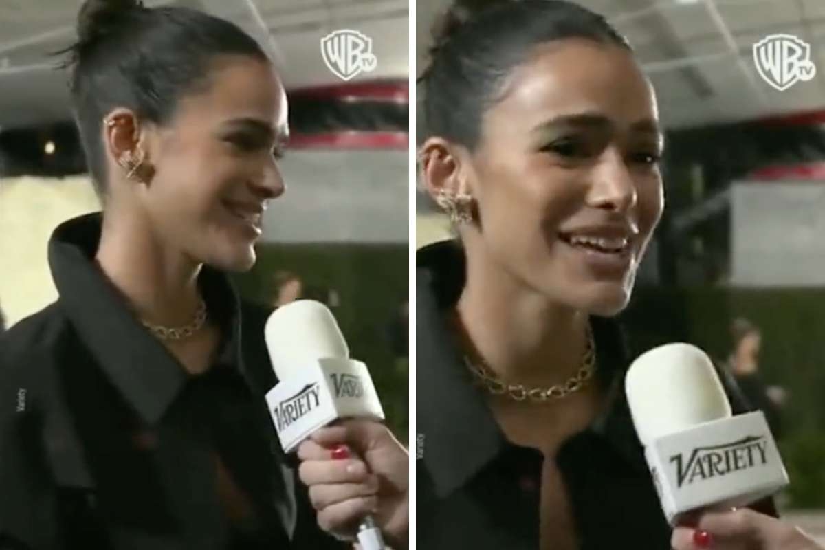 Bruna Marquezine em evento com equipe da DC